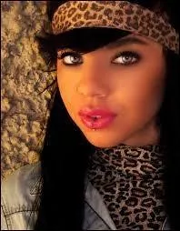 Que dit Niia Hall  la fin de chaque vido ?