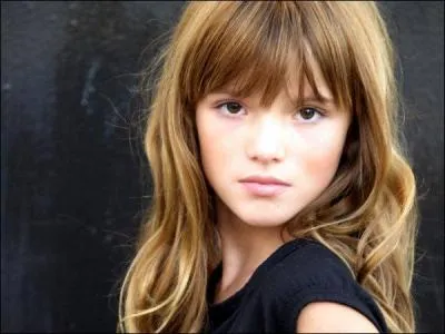 Actrice, chanteuse, danseuse, elle joue et danse dans  shake it up  (elle incarne Cece Jones)