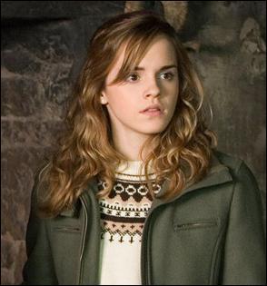 Dans le livre, quelle activit Hermione fait-elle, qu'on ne voit pas dans le film ?