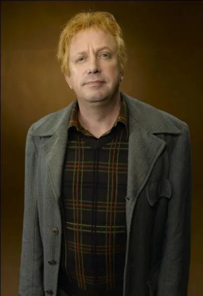 Dans le livre, Arthur Weasley est transport ____________ aprs son attaque par le serpent, alors que dans le livre on le voit directement dans la maison des Black.