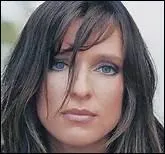 De quelle chanson interprte par Lynda Lemay sont extraites les paroles suivantes :  Moi, je sais bien qu'elle serait l, oui / Souriante et vive comme autrefois / Si au lieu de la r'conduire l-bas / Je l'avais accueillie chez moi  ?