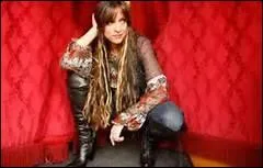 De quelle chanson interprte par Lynda Lemay sont extraites les paroles suivantes :  Moi j'aurais jamais cru / Que j'penserais au divorce / Mais l'ide m'est venue / Vers la fin d'la nuit d'noces  ?