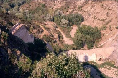 Quel est le nom de la ville o, le 2 dcembre 1959, aprs vingt-quatre heures de pluies torrentielles,  21h13 survint la rupture du barrage de Malpasset et qui fit quatre-cent vingt-trois morts ?