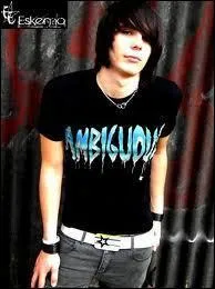 Dans la chanson  Eternise-moi , elle fait un duo avec. .