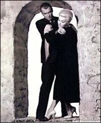 Scottie a une peur pathologique du vide. Cela l'a amen  quitter son mtier de policier. L'un de ses camarades d'cole lui demande de suivre sa femme qui a des tendances suicidaires. Son vertige l'empchera de la sauver d'une chute du haut du clocher d'une glise.