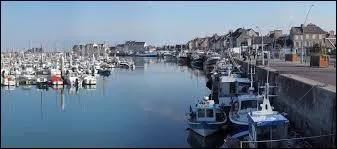 Nous nous rendons maintenant  Saint-Vaast-la-Hougue, dans la Manche. La commune se situe en rgion ...