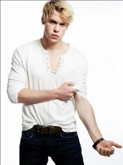 Passons  l'amoureux de Mercedes, comment se nomme-t-il ?