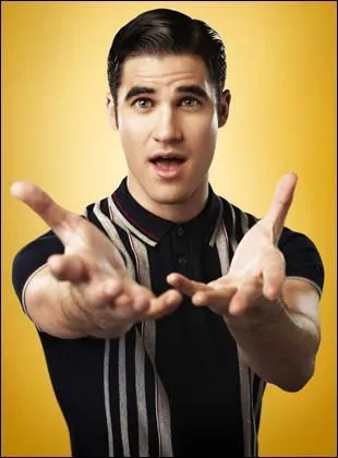 Ce personnage ''100% gay'' est apparu par la premire fois  l'pisode Premiers Baisers (saison 2, pisode 6). Il est aussi fianc  Kurt. Qui est-ce ?