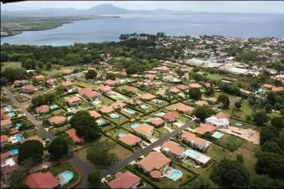 Quels sont les deux pays qui se partagent l'le d'Hispaniola ?