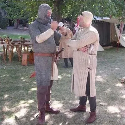 Quelle est la bonne orthographe du mot dsignant la cotte de mailles mdivale ?