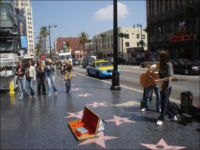 O se trouve le clbre Walk of Fame de Los Angeles, cr en 1958, recouvert de plus de 2000 toiles de clbrits ?