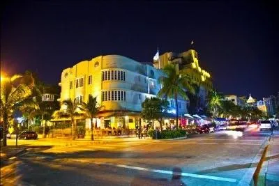 Ocean Drive, lieu pris de la Jet Set, clbre rue vue dans de nombreux films et connue pour son style art dco le plus important de Floride, se trouve :