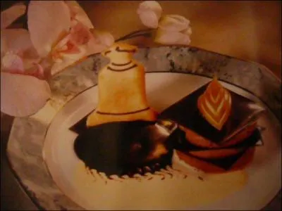 Sur un fond de pte sable, poser une tranche de pomme pole au beurre et miel. Placer ensuite une plaque de couverture Carabes, garnir de crme chocolat,  nouveau une plaque de couverture et une pastille de crme brle. Terminer par une plaque de couverture. Qu'est-ce donc que la couverture ?