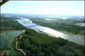 Compltez correctement :  Le plus important fleuve italien par sa longueur et son dbit est  qui prend sa source dans les  et se jette dans la mer ...  