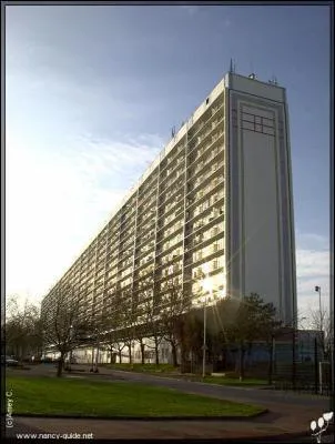 Quel nom porte porte cette barre d'immeuble de 15 000 habitants ?