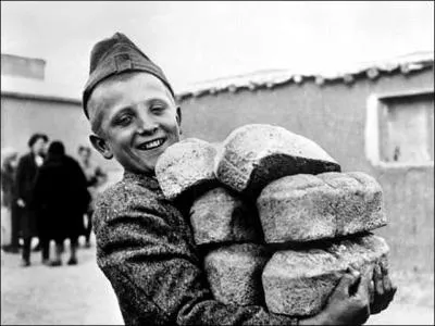 Quelle information  propos de la Deuxime Guerre mondiale n'est-elle pas voque sur les manuels scolaires franais des annes 1960 ?