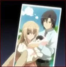 Qui est le bb dans les bras  d'une femme et d'un homme  sur la photo de Himeka et Karin ?