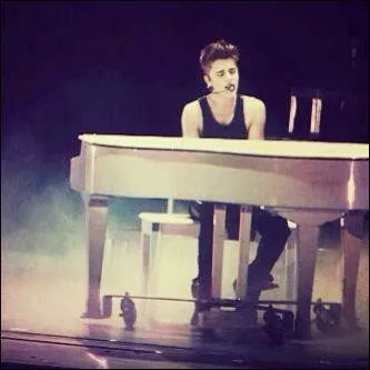 Comment s'appelle son manager qui l'a  dcouvert  sur le net en l'coutant chanter ?