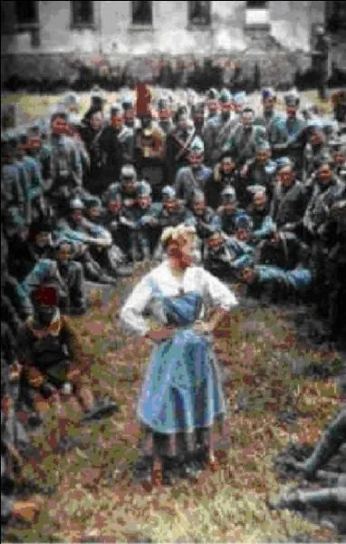 Elle sert à boire à tout le monde, tout le monde frôle son jupon, tout le monde veut se marier avec elle, mais elle ne veut pas d'un capitaine d'opérette De quelle chanson fantaisiste, devenu chant militaire, s'agit-il ?