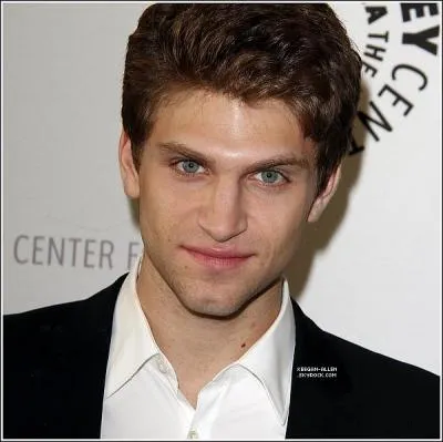 Avec qui Spencer est-elle sortie le plus longtemps et est toujours avec lui ?