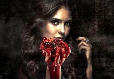 Dans quelle saison Elena devient-elle vampire ?