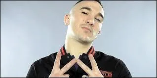 Facile, le seul homme de couleur blanche du groupe Sexion d'Assaut ! On l'appelle. .