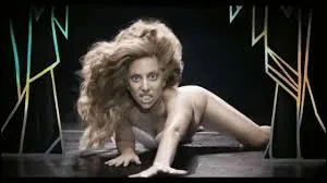 Avec ses tenues extravagantes et toujours diffrentes, Lady Gaga fait un carton ! Quel est son clip sur cette image ?