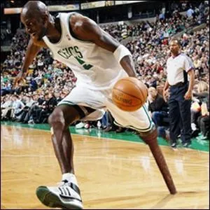 Quel personnage renverse  chaque passage le porte-parapluie en forme de jambe de troll, square Grimmaurd ?