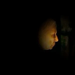 Sur cette photo, Bathilda a un petit air de serpent ! Quelle affirmation est exacte ? Cette illustration montre...