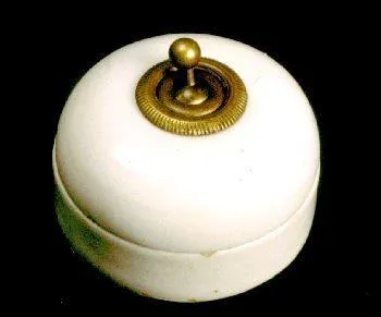 En 1919, Legrand s'associe avec un entrepreneur en électricité afin d'optimiser les fours de l'usine et il fournit des interrupteurs.