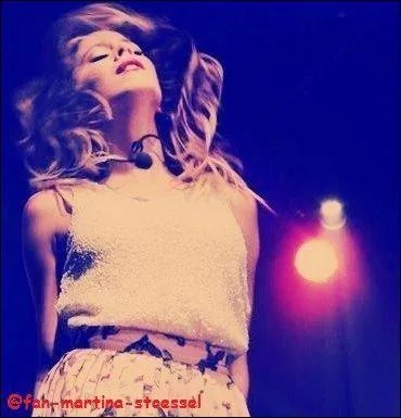 N'oublions pas son amour pour la musique. Quelle chanson chantait-elle au 1er pisode ? ( part le gnrique)