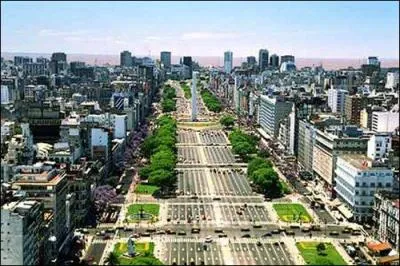 D'une largeur exceptionnelle (140 mtres), l'Avenida 9 de Julio porte ce nom en l'honneur du jour de l'indpendance argentine, le 9 juillet 1816. Dans quelle ville est-elle ?
