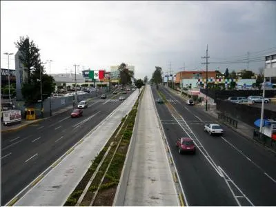 L'Avenida de Los Insurgentes (28, 8 km) porte ce nom actuel en l'honneur de l'arme insurrectionnelle qui a jou un rle important dans la guerre de l'indpendance contre l'Espagne. Elle se trouve  :