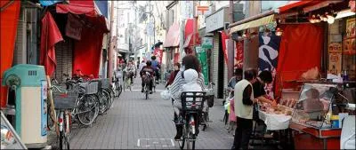 Pour terminer ce voyage, quittons ces gigantesques avenues pour dcouvrir la rue Kira-Kira Tachibana,  Kyojima, ancien quartier  l'ambiance pittoresque de l'poque Showa. On y trouve un joyeux mlange d'choppes et de gargotes o l'on paie en yens. Nous sommes  :