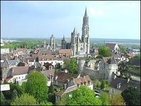 Quelle est la superficie de la ville isarienne de Senlis ?