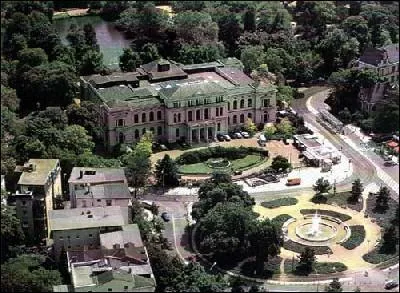 D'aprs Gavroche, on tait laid  cet endroit.