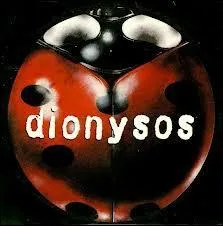   Une fille minuscule avec des airs d'arbre en fleur s'avance devant l'instrument de musique et commence  chanter  