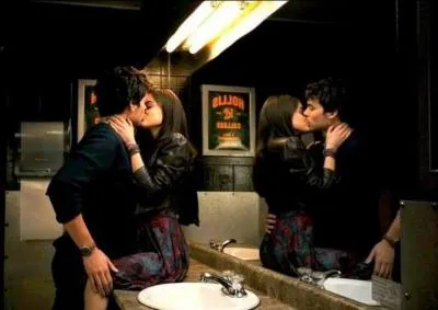 Ezra est le petit copain d'Aria. Quel est son mtier ?