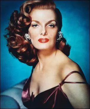 C'est une brune très connue, mais qui est-ce ?