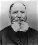 Je nais le 8 novembre 1823  Saint-Quentin-la-Poterie (Gard) et dcde dans la misre le 13 mars 1906  Paris. Jardinier, considr comme inventeur du bton arm pour lequel je dpose plusieurs brevets, notamment en 1867 pour des caisses en ciment arm de fer pour l'horticulture, mon invention sur le bton arm tombera dans le domaine public, je me nomme :
