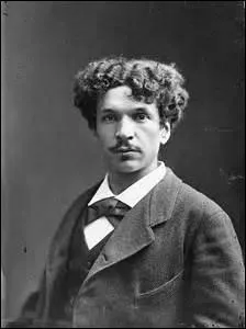 N le 1er octobre 1842  Fabrezan (Aude) et dcd le 9 aot 1888  Paris, pote et inventeur, on me doit entre-autres des inventions comme un prototype de tlgraphe automatique, un procd de photographie en couleurs et du phonographe. En hommage  mes travaux, en 1947 mon nom est retenu pour dsigner une Acadmie, fonde par des critiques et des spcialistes du disque, je suis :