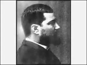 Je nais le 16 juillet 1850 au 77 de la rue Vieille-du-Temple  Paris et dcde de dmence et ruin le 26 novembre 1888 dans l'asile de cette mme ville, ingnieur en lectricit et chimiste de formation, inventeur du transformateur lectrique, je vois mon brevet refus en 1882 pour cause d'inutilit, je me nomme :