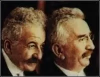 Je me prnomme Auguste, je suis n le 19 octobre 1862  Besanon et dcde le 10 avril 1954 dans le 7me arrondissement de Paris, mon frre s'appelle Louis, il est n dans la mme ville que moi le 5 octobre 1864 et s'teint  Bandol (Var) le 6 juin 1948, nous sommes tous deux ingnieurs et avons jou un rle primordial dans l'histoire du cinma et de la photographie, nous somme les frres :