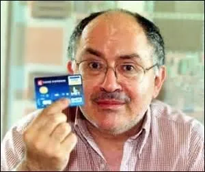 N le 11 juin 1945 au Caire (gypte) et dcd d'une embolie pulmonaire le 29 avril 2012  Paris, je suis l'inventeur de la carte  puce, brevet le 25 mars 1974, avant que mon invention tombe dans le domaine public en 1998, elle m'avait dj rapport la coquette somme d'environ 150 million , je me nomme :