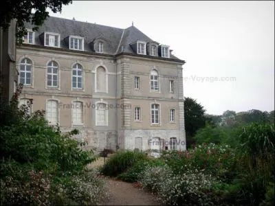 Quelle est la spcialit artistique de Pierre Tual qui exposa  l'Htel-Dieu de Chteaudun, en septembre 2013 ?