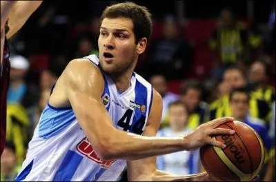 Qui est ce basketteur serbe ?