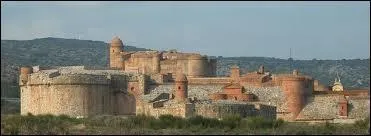 Je vous prsente le chteau de la commune Languedocienne de Salses-le-Chteau, situe dans le dpartement n...