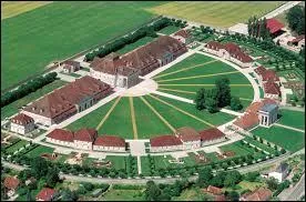 Nous allons visiter la saline royale d'Arc-et-Senans, dans le Doubs. Nous nous rendons donc en région ...