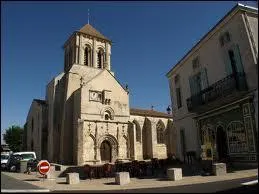 Voici l'glise Saint-Pierre,  Frontenay-Rohan-Rohan. La commune, en Poitou-Charentes, se situe dans le dpartement n ...