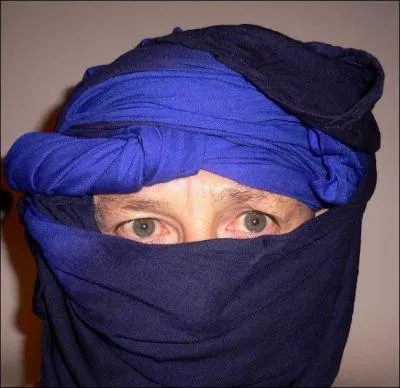 Pourquoi appelle-on la tribu des Touaregs :  les hommes bleus  ?